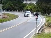 Veja Vídeo – Pneu de caminhonete ‘voa’ e por pouco não acerta motociclista em rodovia;