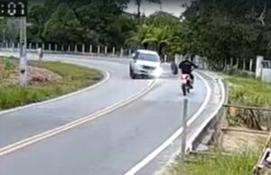 Veja Vídeo – Pneu de caminhonete ‘voa’ e por pouco não acerta motociclista em rodovia;