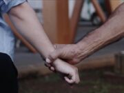 Bêbado é preso por importunação sexual contra funcionárias de bar e ir nu ao local