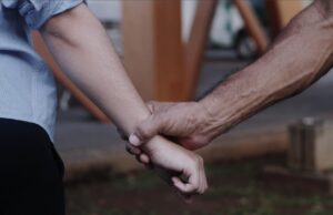 Bêbado é preso por importunação sexual contra funcionárias de bar e ir nu ao local