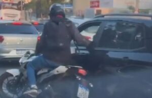 Veja Vídeo Motorista reage a tentativa de assalto e atira contra motociclista no meio de avenida em SP