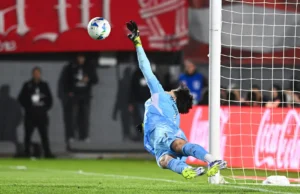 Rossi brilha nos pênaltis e garante classificação do Flamengo