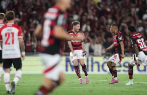 Com direito a gol relâmpago, Flamengo derrota Estudiantes no Maracanã
