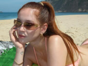 Namorada de Richarlison curte dia de sol em praia do Rio: ‘Saudade do sol’