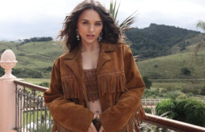 A espera de Zuza, Rafa Kalimann posa de biquíni e exibe barrigão: ‘Momento de paz’