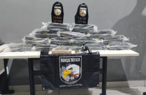 Polícia apreende 15 tabletes de droga e conduz 4 homens para delegacia