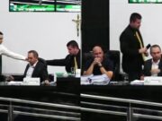 Funcionário tem celulares apreendidos em CPI, mas vereadores devolvem