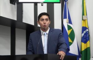 Vereador volta ao cargo e Câmara demite chefe de gabinete e assessores de suplente