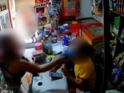 Veja Vídeo – Mãe agride atendente com chinelada após se irritar com compra de filho em mercado