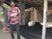 Barracos têm animais de estimação e até televisão em Cuiabá