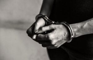 Homem é intimado por importunação sexual e acaba preso após apresentar CNH falsa