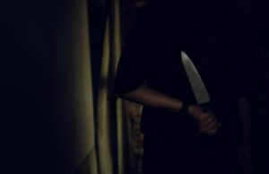 Idoso é agredido com cadeiradas e golpes de faca pelo enteado por bater na esposa