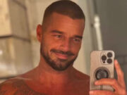 Ricky Martin, causa alvoroço ao postar nude no espelho: ‘Amo ele safadinho assim’