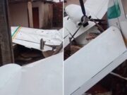 Veja Vídeo – Avião de pequeno porte cai e atinge casa em Goiânia; veja momento da queda