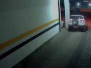 Veja Vídeo – Motorista bate em muro de delegacia de Polícia em Curitiba e é detido; veja