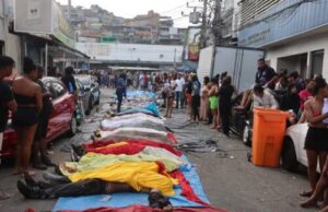 Veja Vídeo – Operação no RJ: Vídeo mostra moradores da Penha recuperando corpos por conta própria