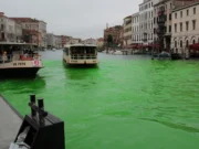 Veja Vídeo – Greta Thunberg é banida de Veneza após tingir canal de verde; veja