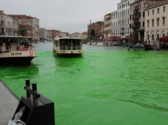 Veja Vídeo – Greta Thunberg é banida de Veneza após tingir canal de verde; veja