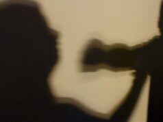 Mulher é agredida com socos no rosto ao pedir para marido desligar video game