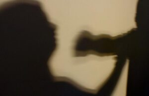 Mulher é agredida com socos no rosto ao pedir para marido desligar video game