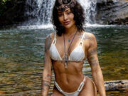 Aline Campos aproveita passeio na natureza e curte banho de cachoeira: ‘Deus’