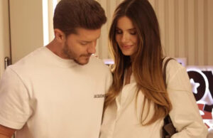 Camila Queiroz e Klebber Toledo mostram emoção ao exibir enxoval da primeira filha