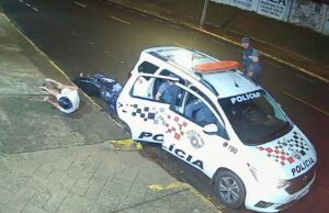 Veja Vídeo – Motociclista embriagado bate em viatura da polícia parada em Araçatuba (SP)