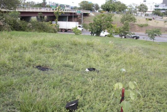 Mulher dá à luz e tenta abandonar recém-nascido em local frequentado por usuários de drogas