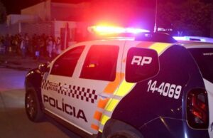 Homem sobe em viatura, quebra para-brisa e tenta subornar PMs com ‘barra de ouro’