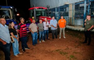 Parceria entre Botelho, Jayme e Mauro Mendes entrega dois tratores para impulsionar agricultura em Poconé – MT Foto de Vanderson Ferraz