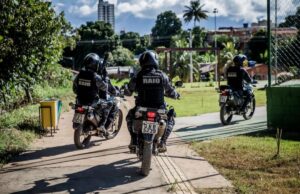 Dupla é presa por tráfico de drogas durante ação do Raio