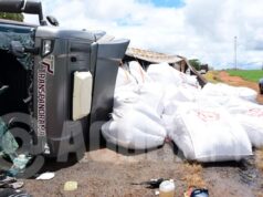 Engavetamento após tombamento deixa motorista gravemente ferido