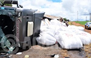 Engavetamento após tombamento deixa motorista gravemente ferido