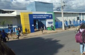 Menina de 13 anos é agredida por mais de 20 alunos e tem rosto pintado com cal em escola