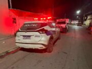 Dupla invade casa e atira na cabeça de alvo ao lado da esposa