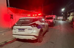 Dupla invade casa e atira na cabeça de alvo ao lado da esposa