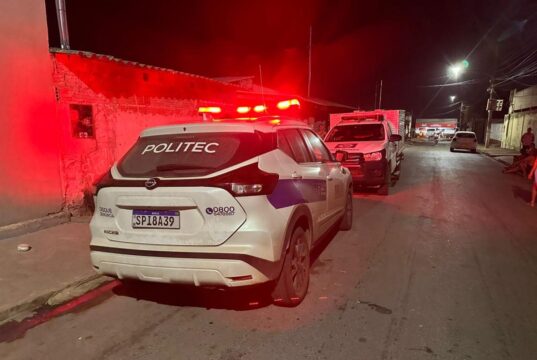 Dupla invade casa e atira na cabeça de alvo ao lado da esposa