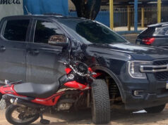 Colisão entre motocicleta e picape deixa uma vítima fatal
