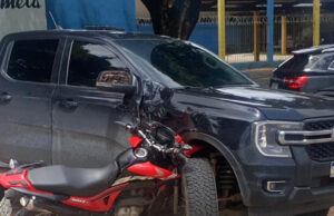 Colisão entre motocicleta e picape deixa uma vítima fatal