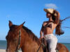 Tainá Militão curte passeio a cavalo de biquíni em praia paradisíaca de Alagoas