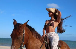 Tainá Militão curte passeio a cavalo de biquíni em praia paradisíaca de Alagoas
