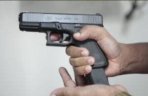 Garota de programa é baleada na nádega em casa de Cuiabá