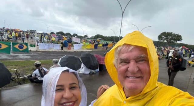 Advogada compara deputado a Moisés, diz que Bolsonaro é ‘Messias’ e detalha raio