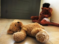 Avó é presa por segurar neta para o marido cometer estupro