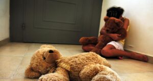 Avó é presa por segurar neta para o marido cometer estupro