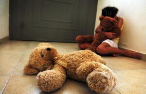 Avó é presa por segurar neta para o marido cometer estupro