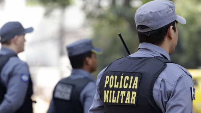 Bêbado espanca esposa e mantém recém-nascido refém em quarto