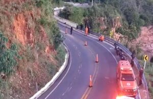 Equipes são mobilizadas para socorro à vítima em surto; tráfego lento