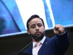 Ex-deputado coleciona processos por ‘uso indevido de imagem’