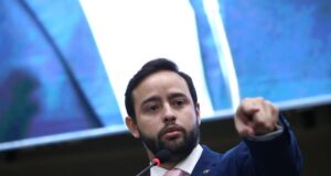 Ex-deputado coleciona processos por ‘uso indevido de imagem’